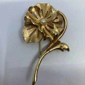 Vtg 1970 TRIFARI ? pansy flower brushed gold tone brooch